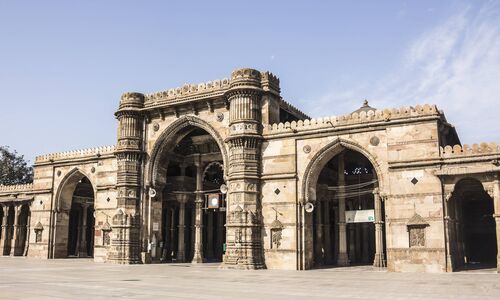 أبو ظبي - أحمد آباد